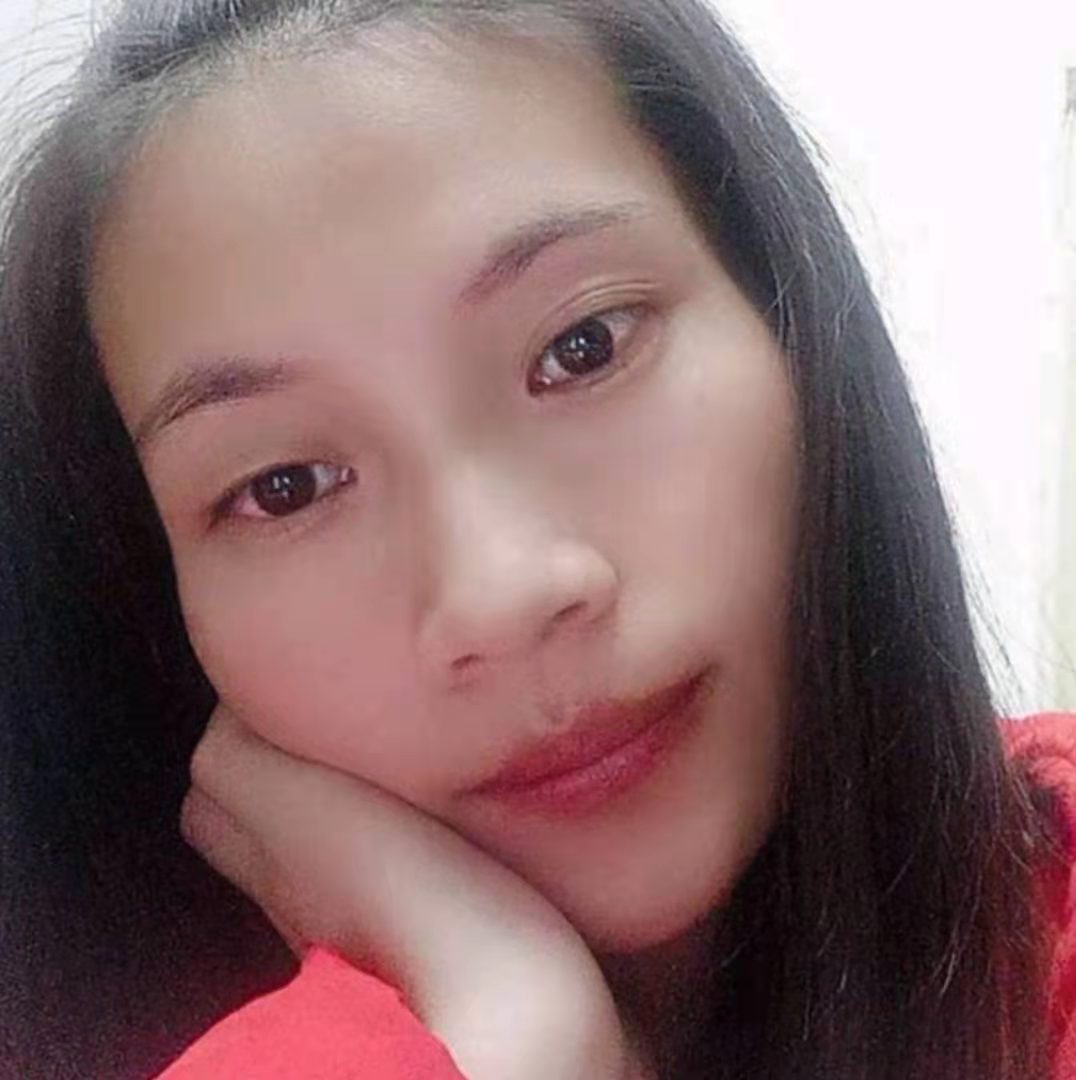 红牛闻妩媚的照片
