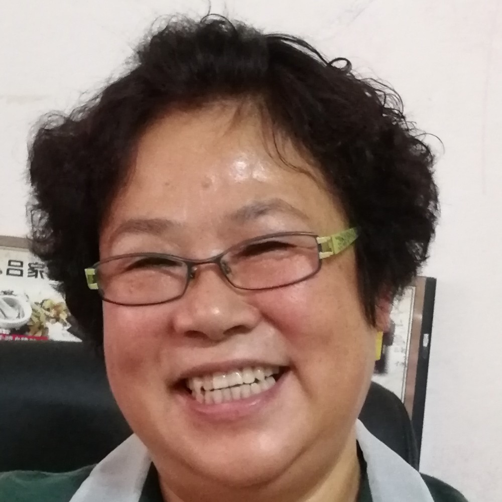 水中的一条鱼的照片