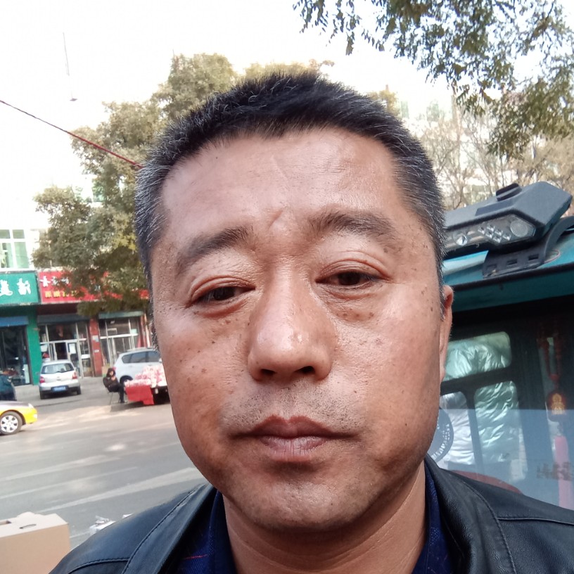 勤劳打砖头的照片