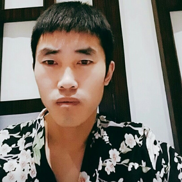 清秀深拥剪影的照片