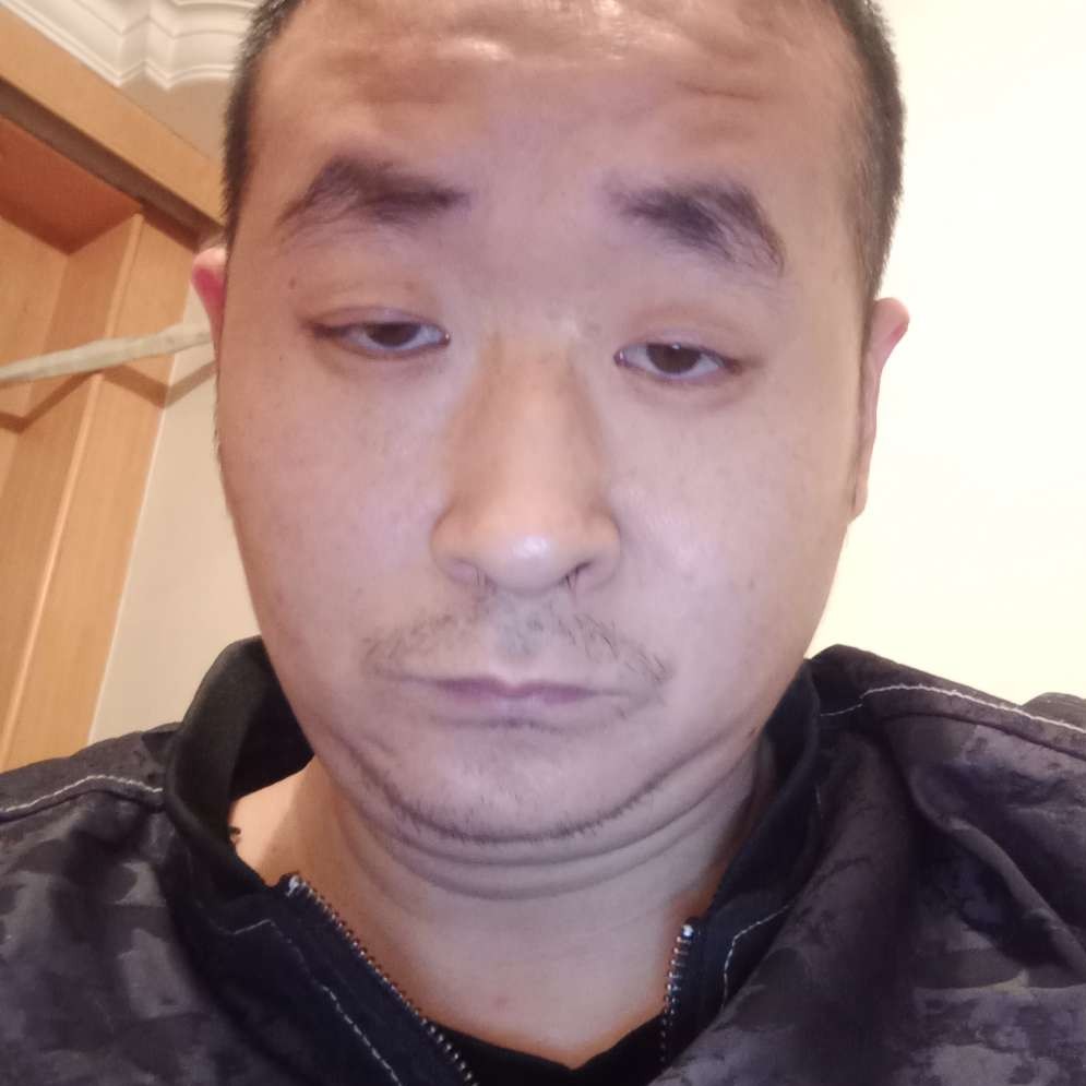 留胡子笑月亮的照片