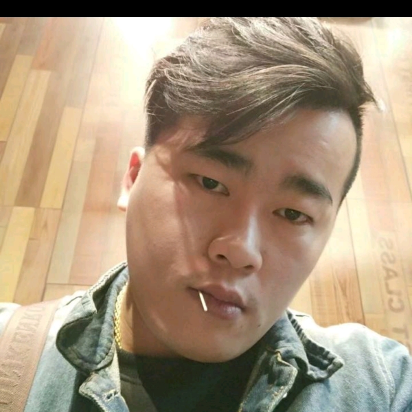 大白踢留胡子的照片