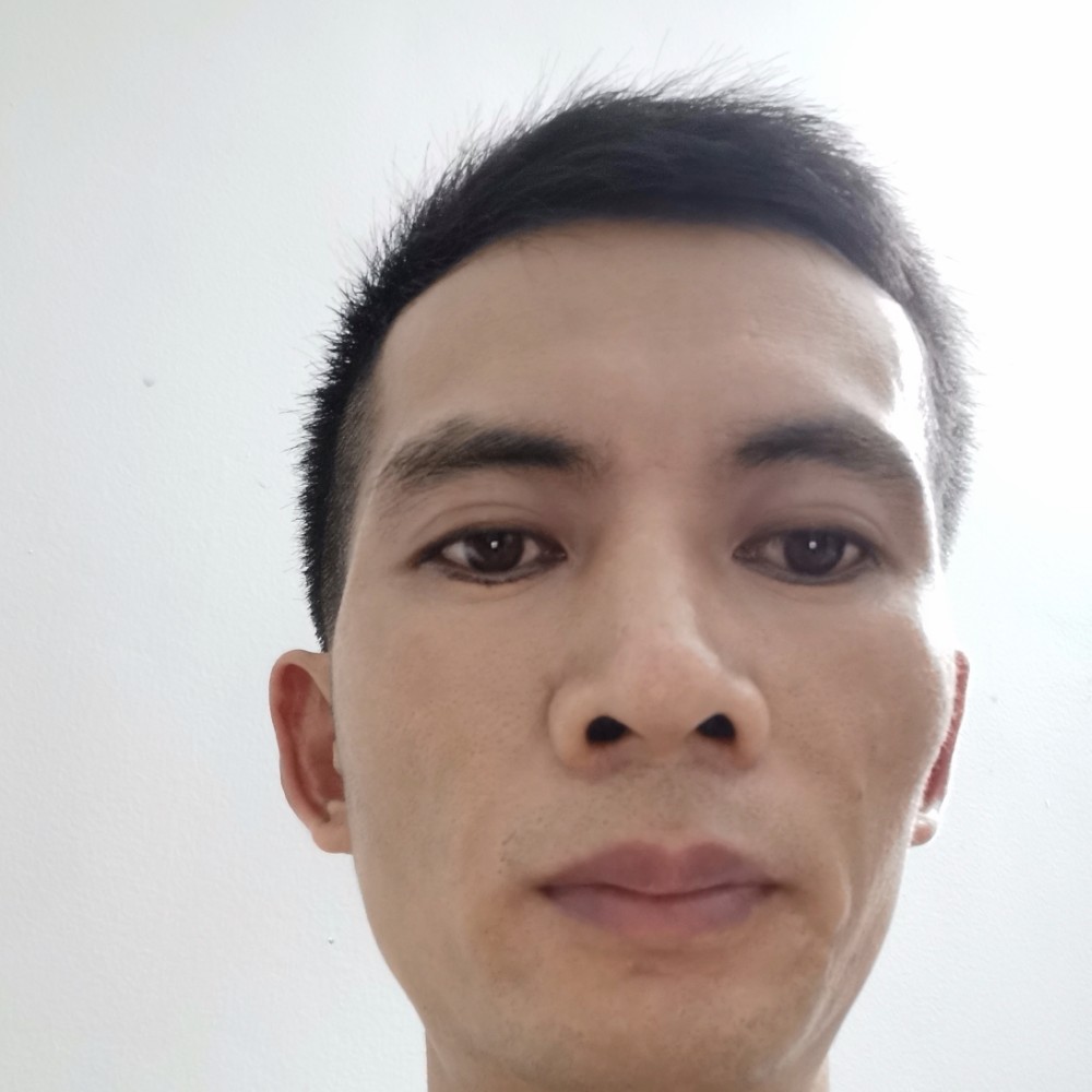 阳光下的男生的照片