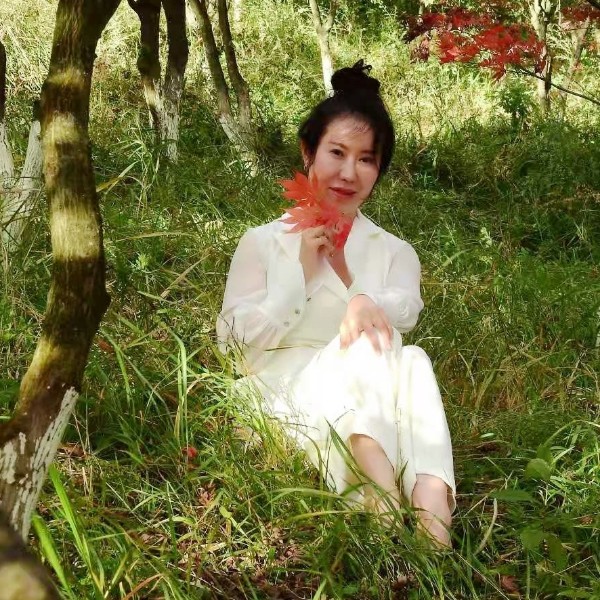 矫情相许绿草的照片