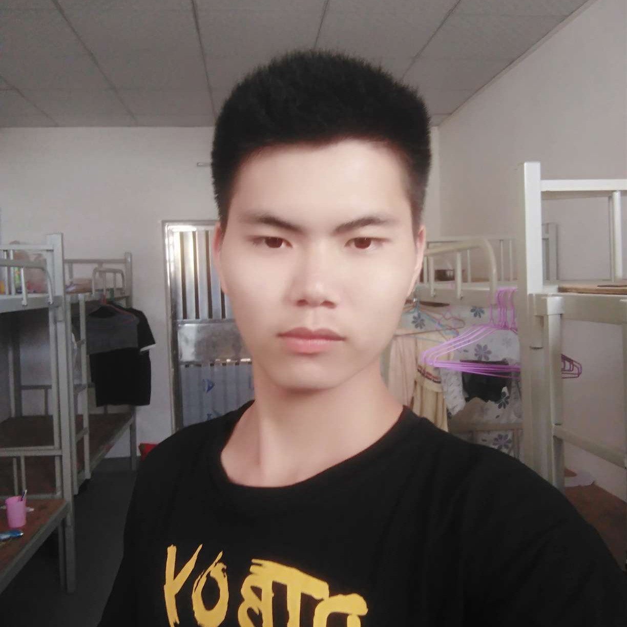 鲤鱼深拥小伙子的照片