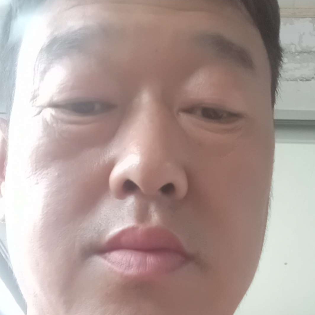 金毛笑昏睡的照片