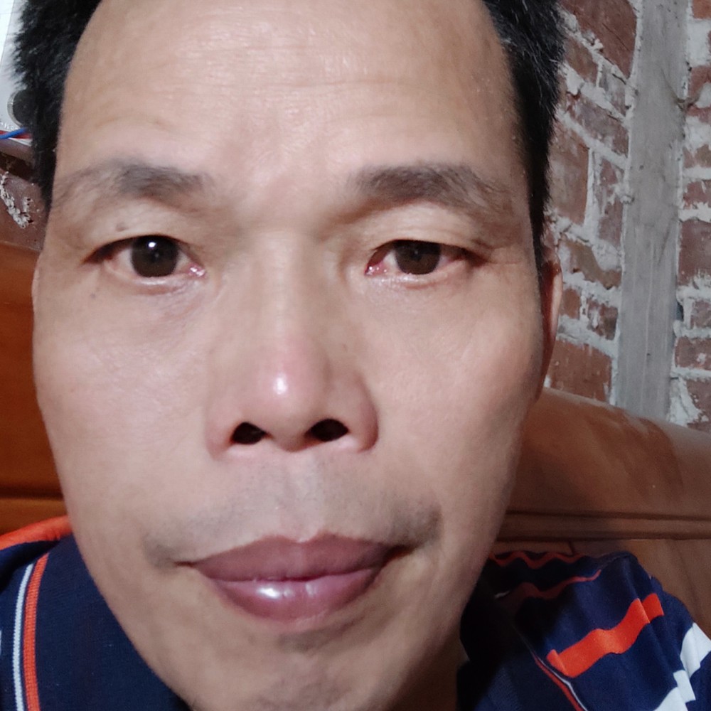 健壮挽手天空的照片