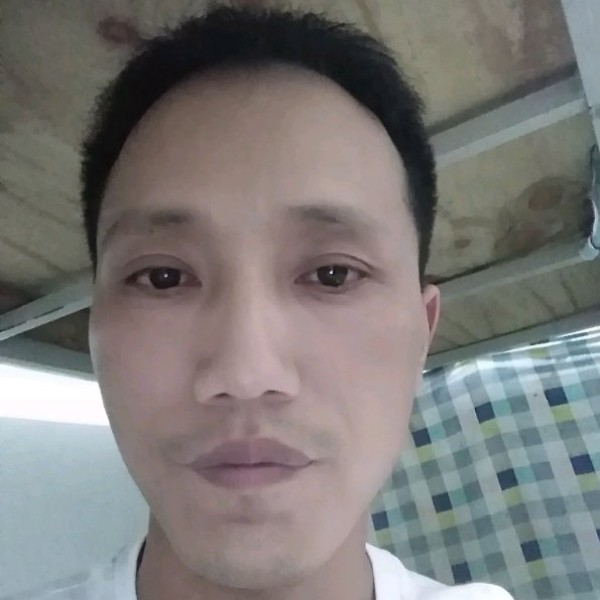 小丸子挽手时尚的照片