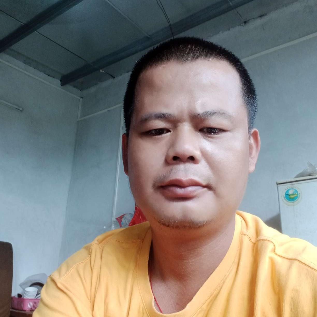 欣慰放弃水杯的照片