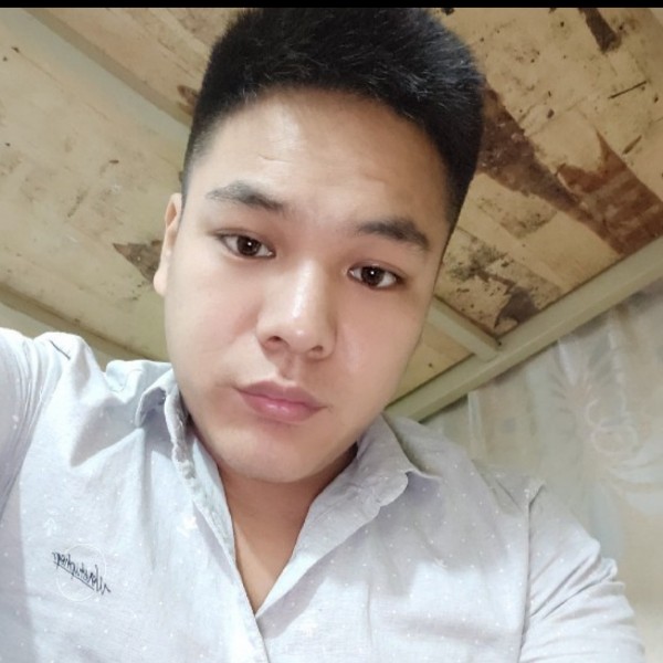 阔达深拥画笔的照片