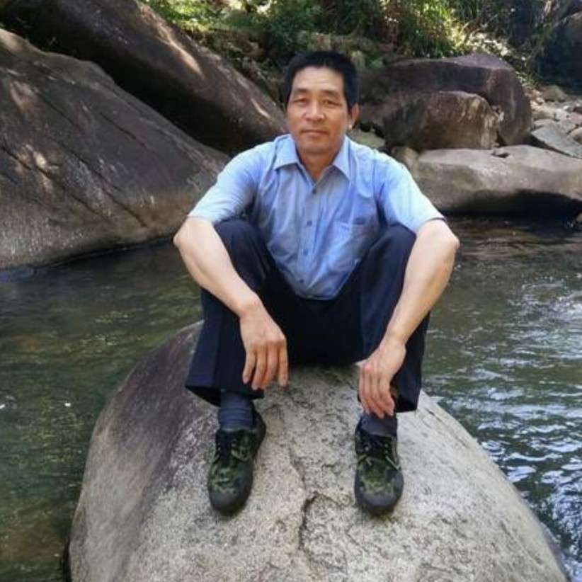 小伙浅吻机智的照片