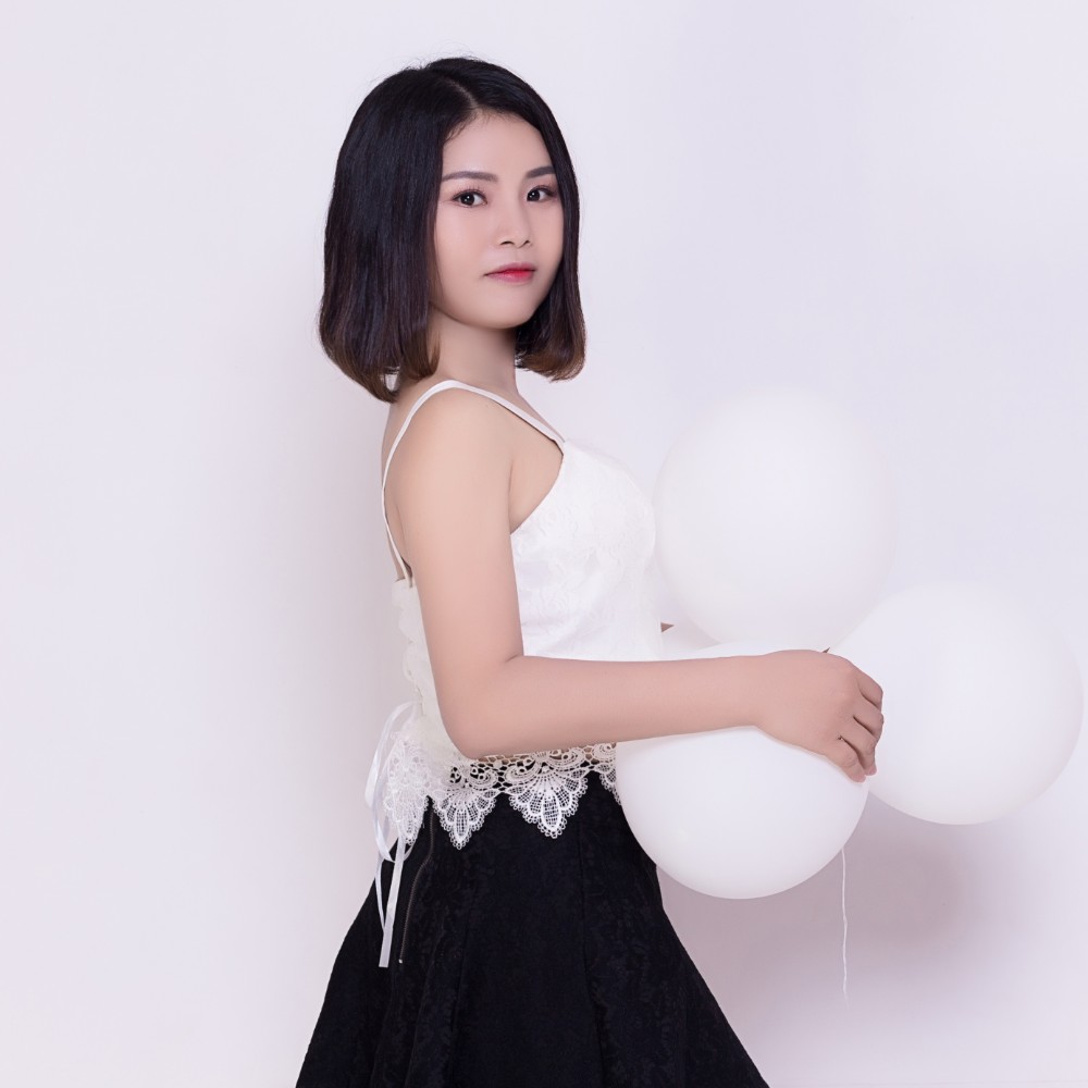 雪白机器猫的照片