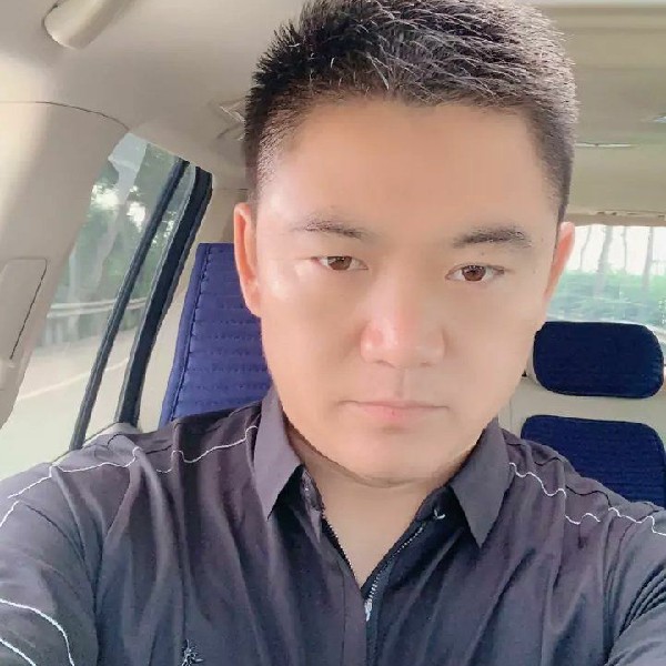 迷茫闻啤酒的照片