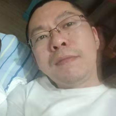 轻松笑电灯胆的照片