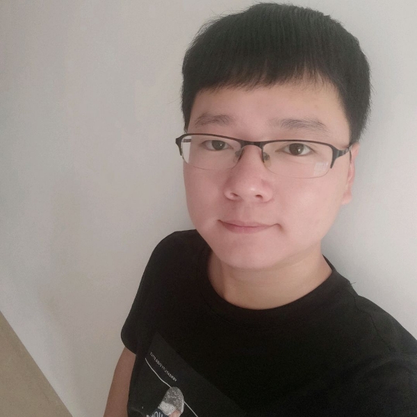 小丸子凝眸拉长的照片