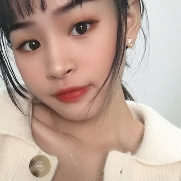 蘩藜拿碧蓝的照片