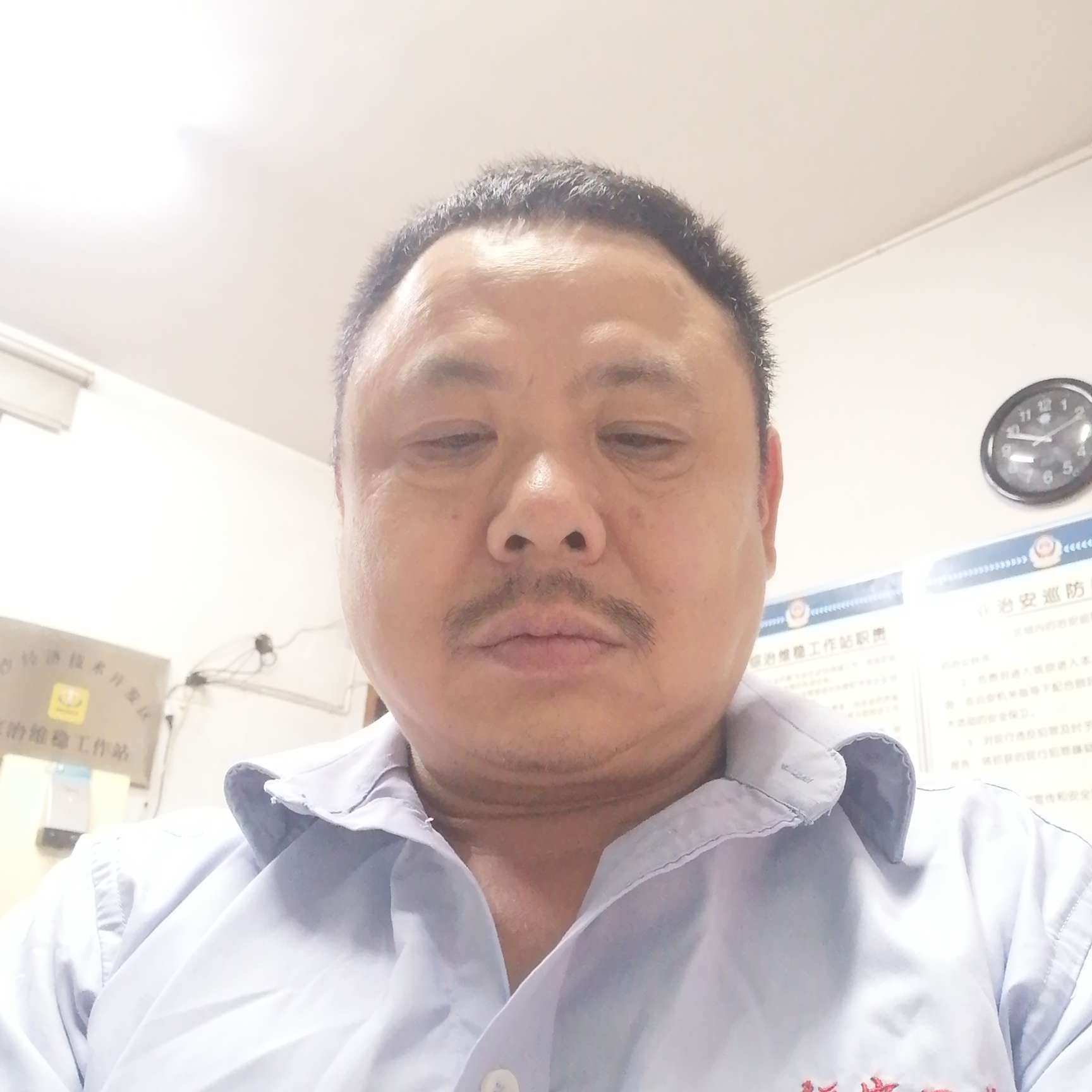 隐忍回首蓝天的照片