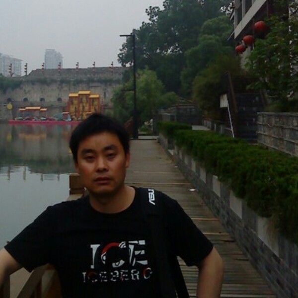 挽大树的照片