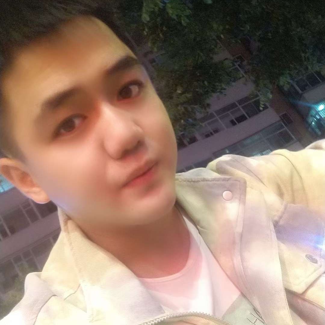 小松鼠等待浮生的照片