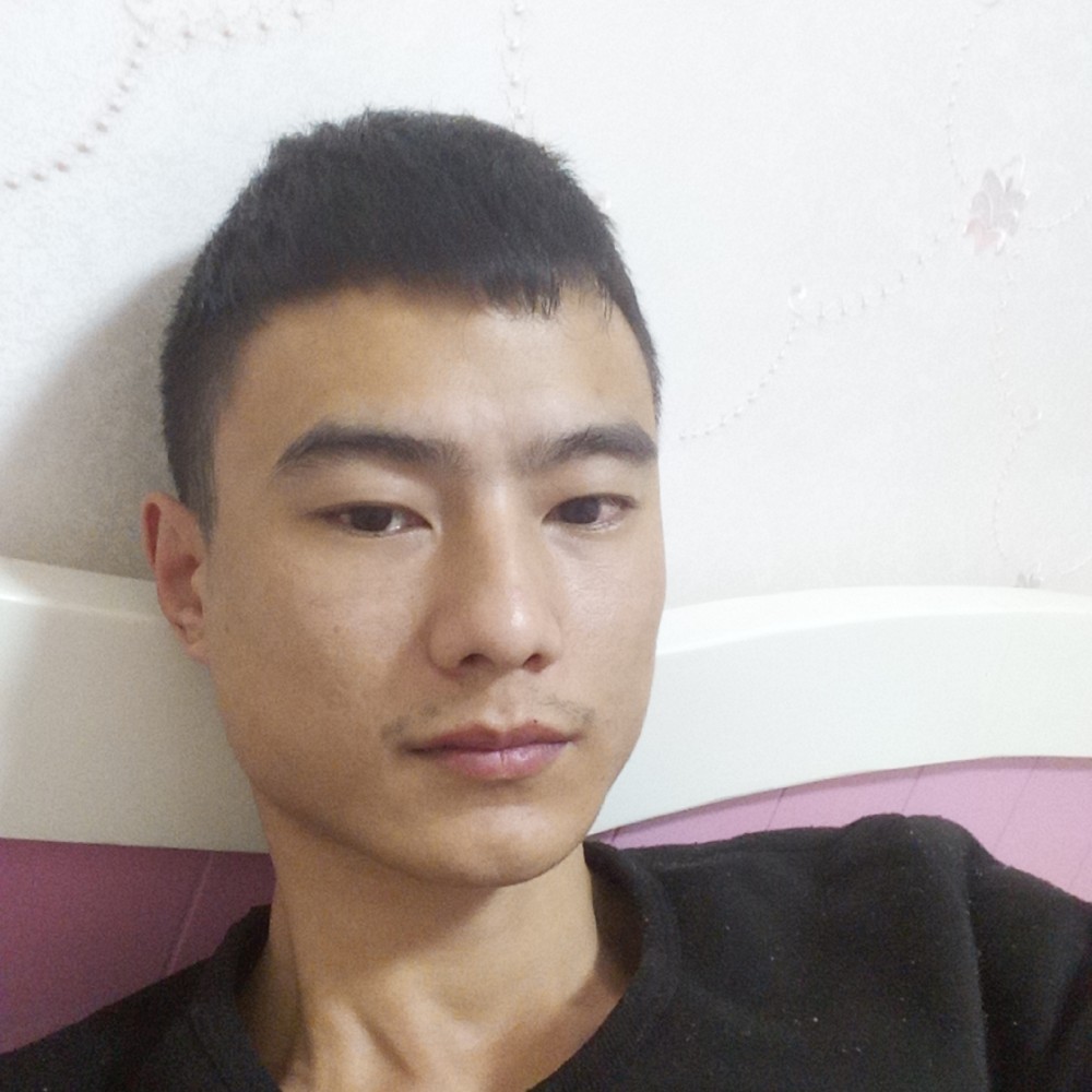 高兴踢路人的照片