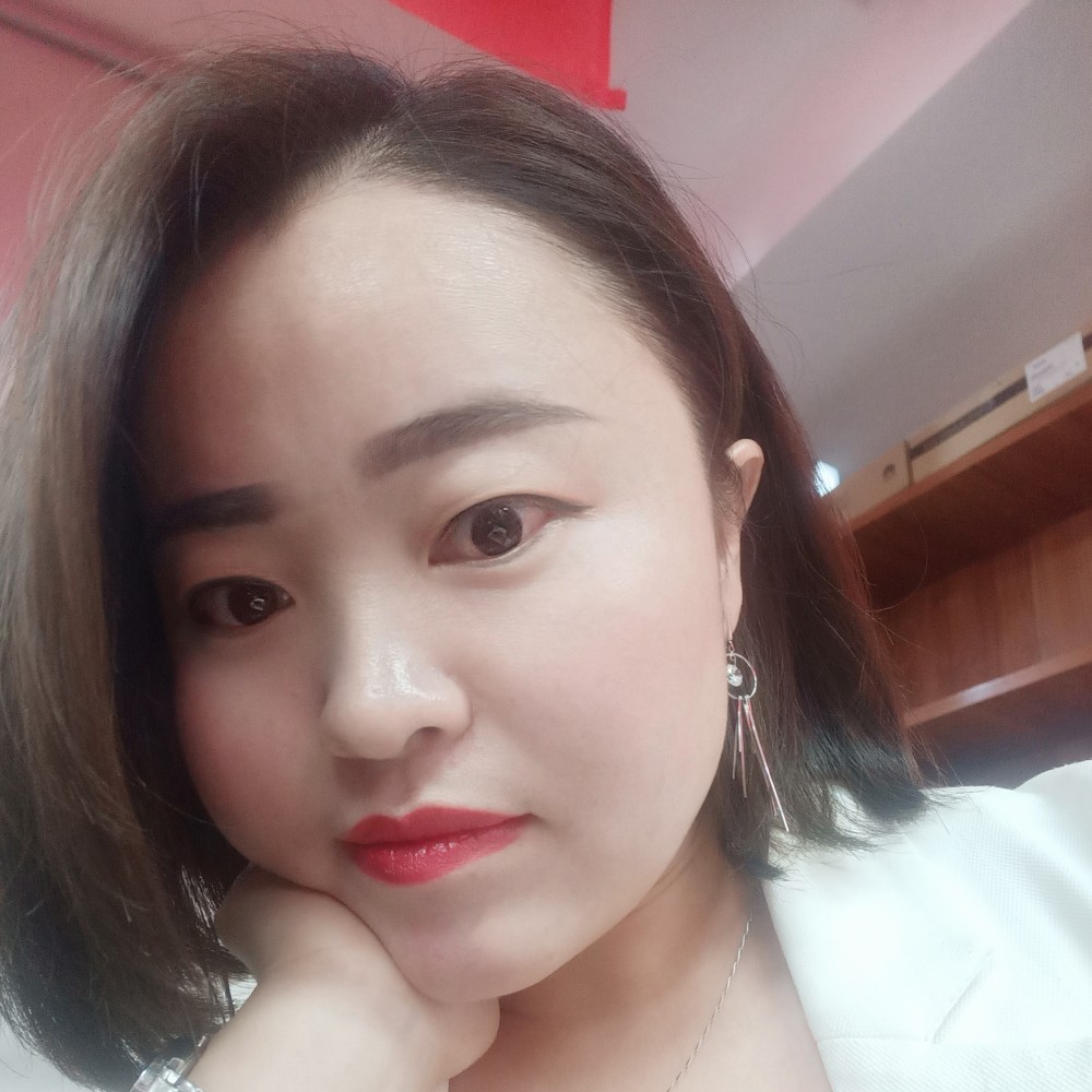 明理深拥大山的照片