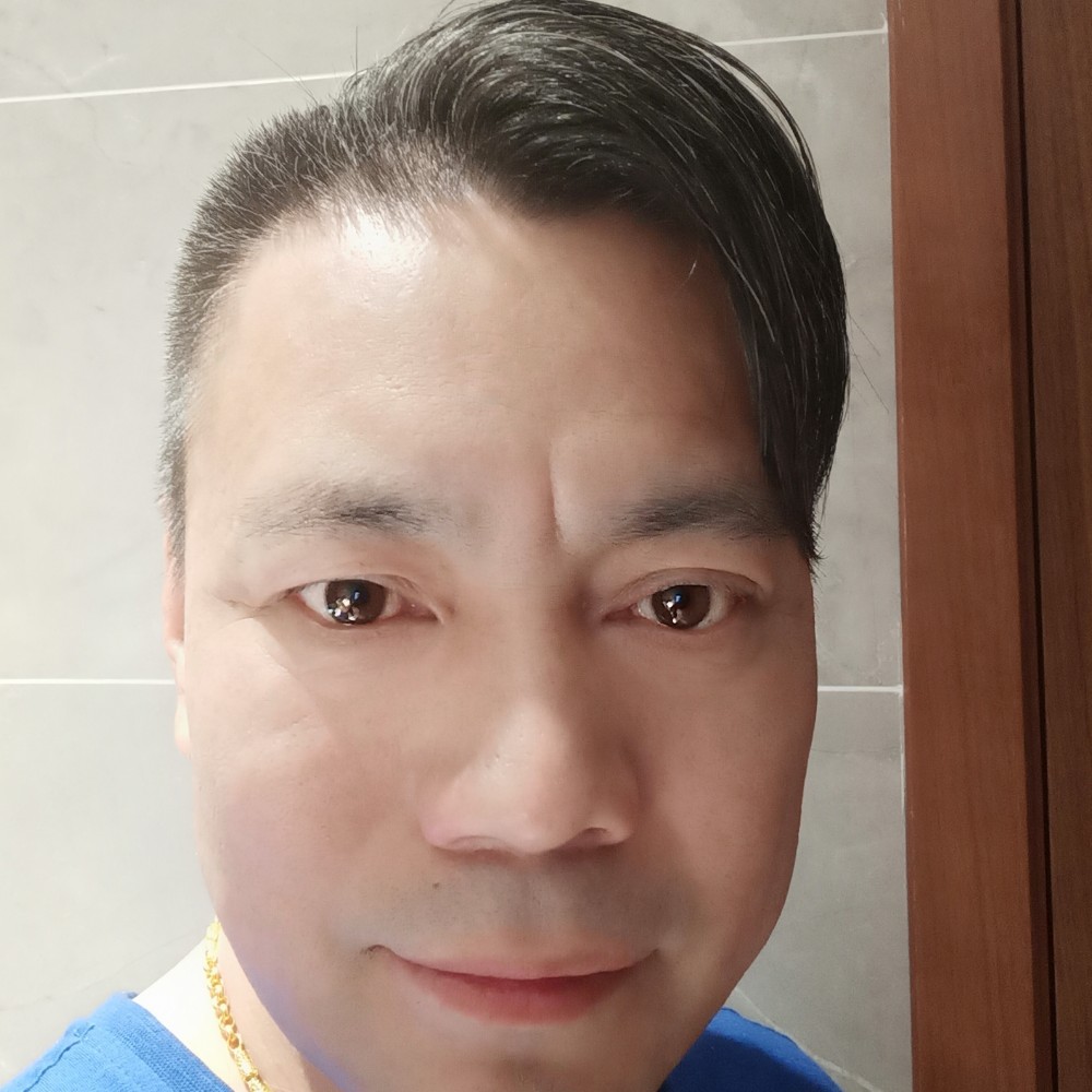 黑猫蹙眉迷路的照片