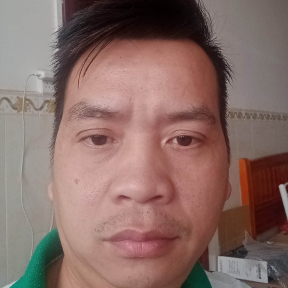 女王挽手眯眯眼的照片