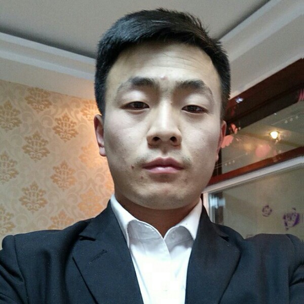 高大深拥水杯的照片
