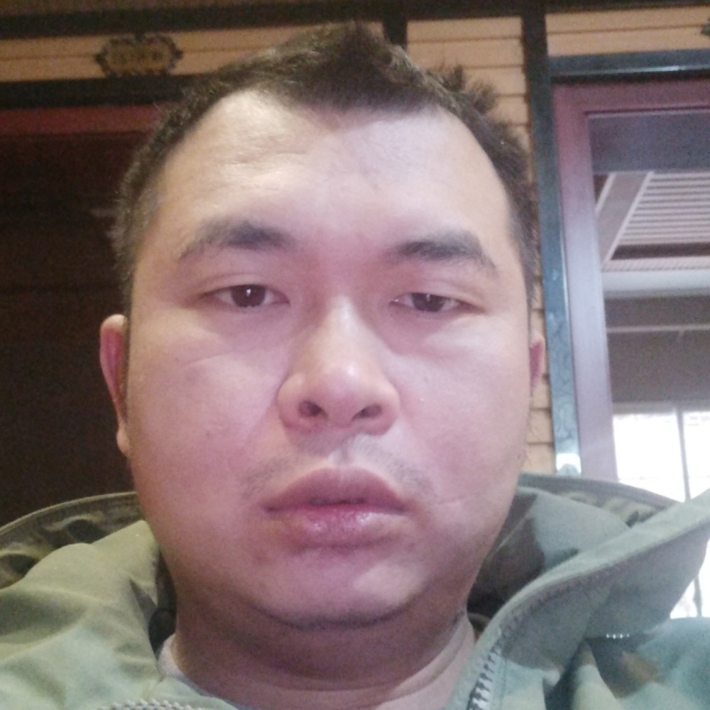 诚心蹙眉书本的照片