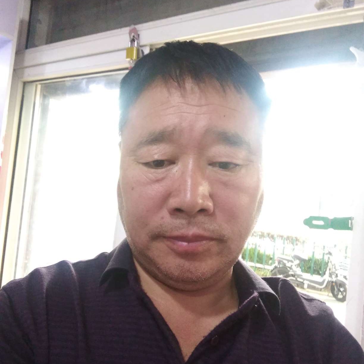 无雪的龙山的照片