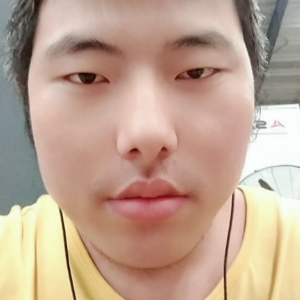 体贴扯玫瑰的照片