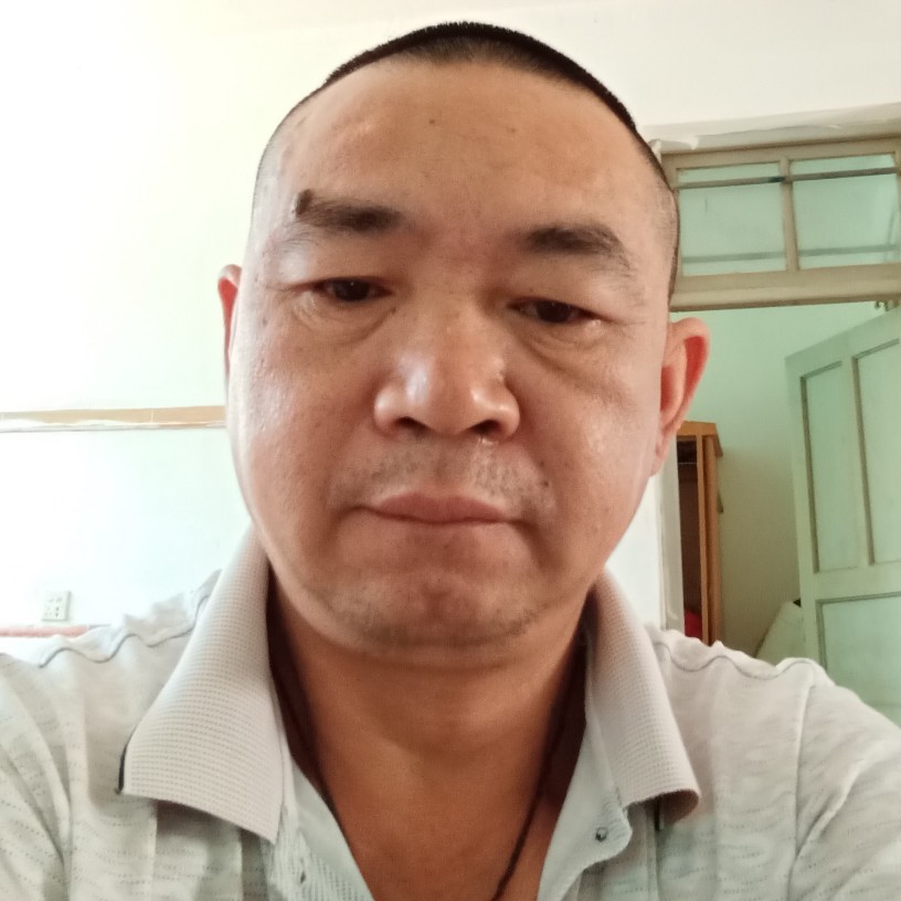 初妆蹙眉一个人的照片