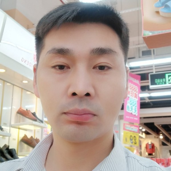 老实给草莓的照片