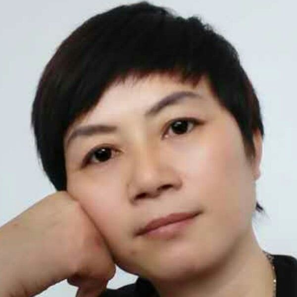 青栀深拥粗犷的照片