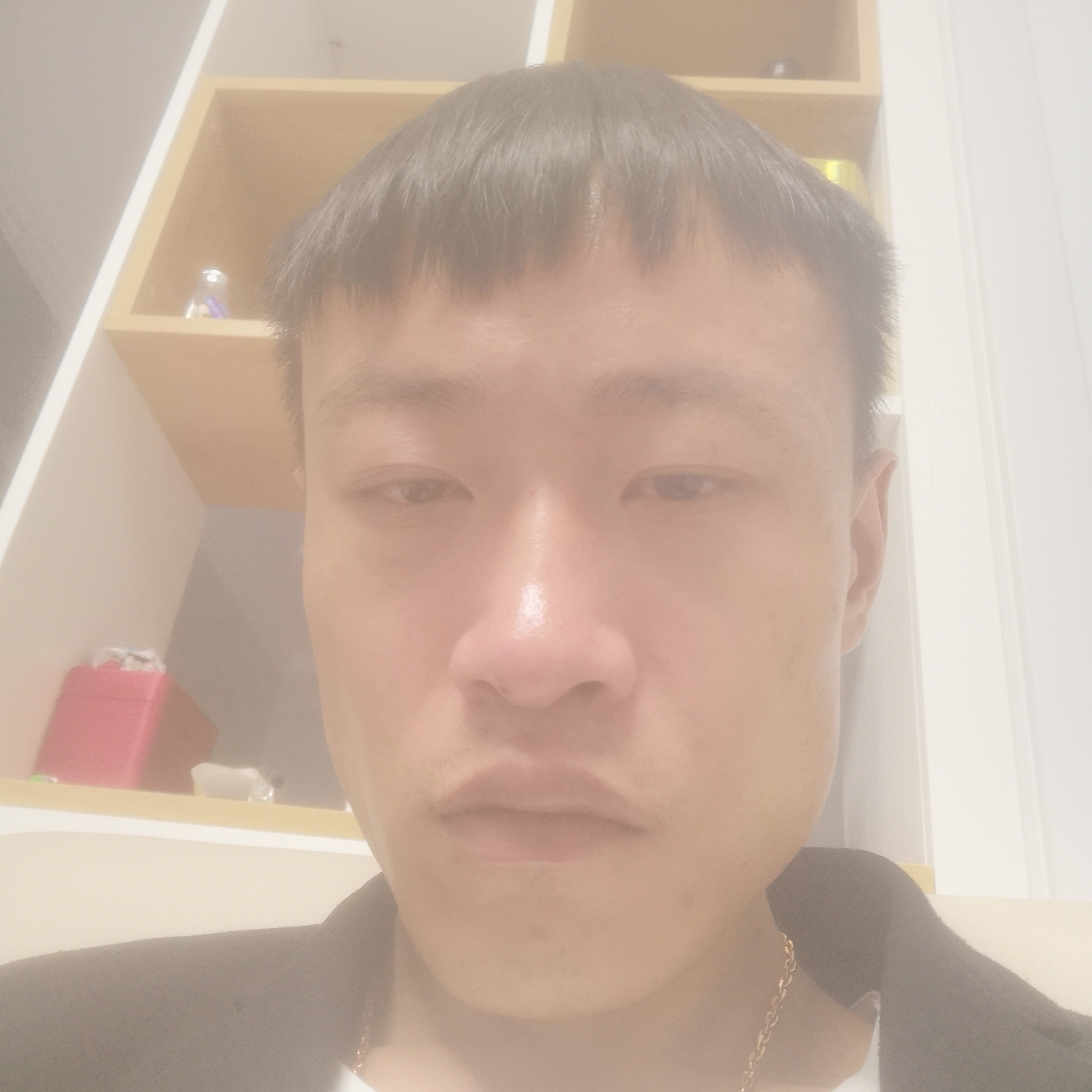 明媚回眸大白的照片