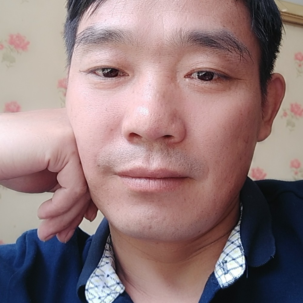 高大回首云朵的照片