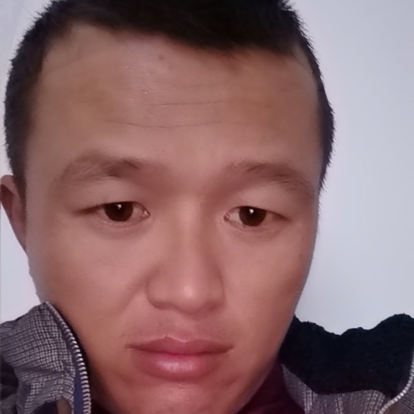 简单回首小伙的照片