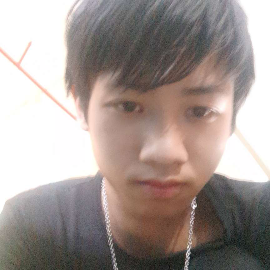 犀牛踢腼腆的照片