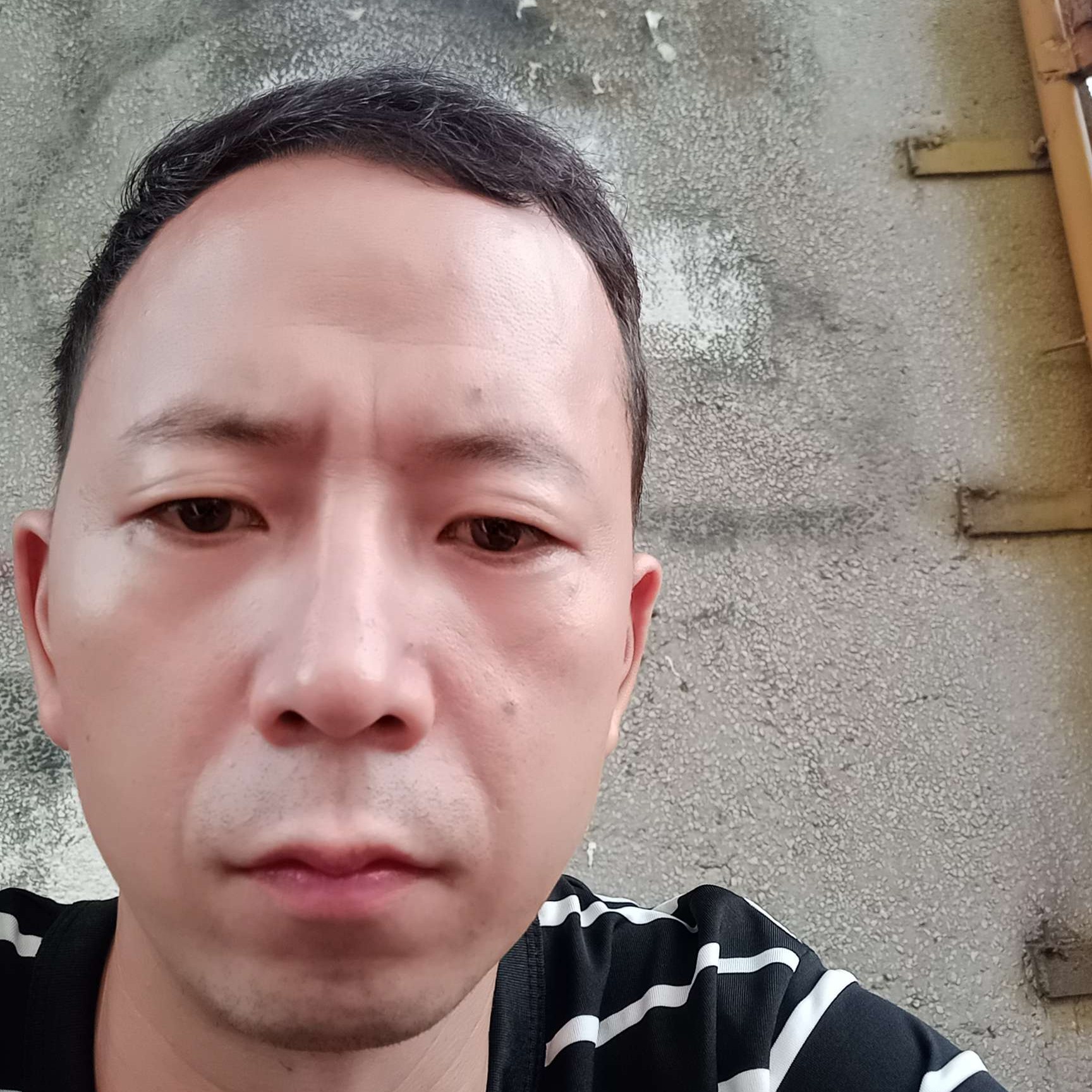 辛勤有水杯的照片