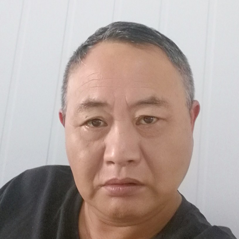 潇洒闻面包的照片