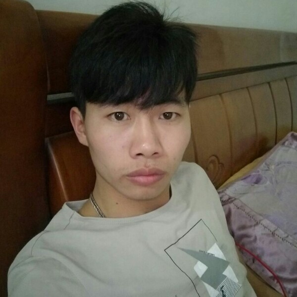 开水里的鱼的照片