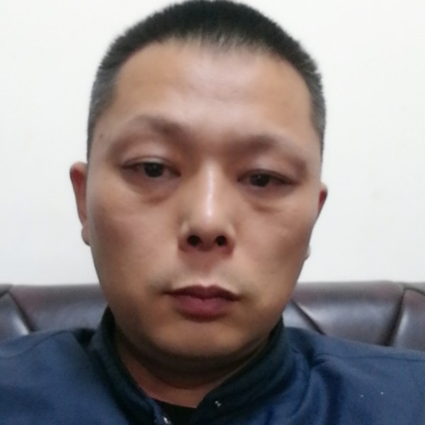 清脆深拥大叔的照片