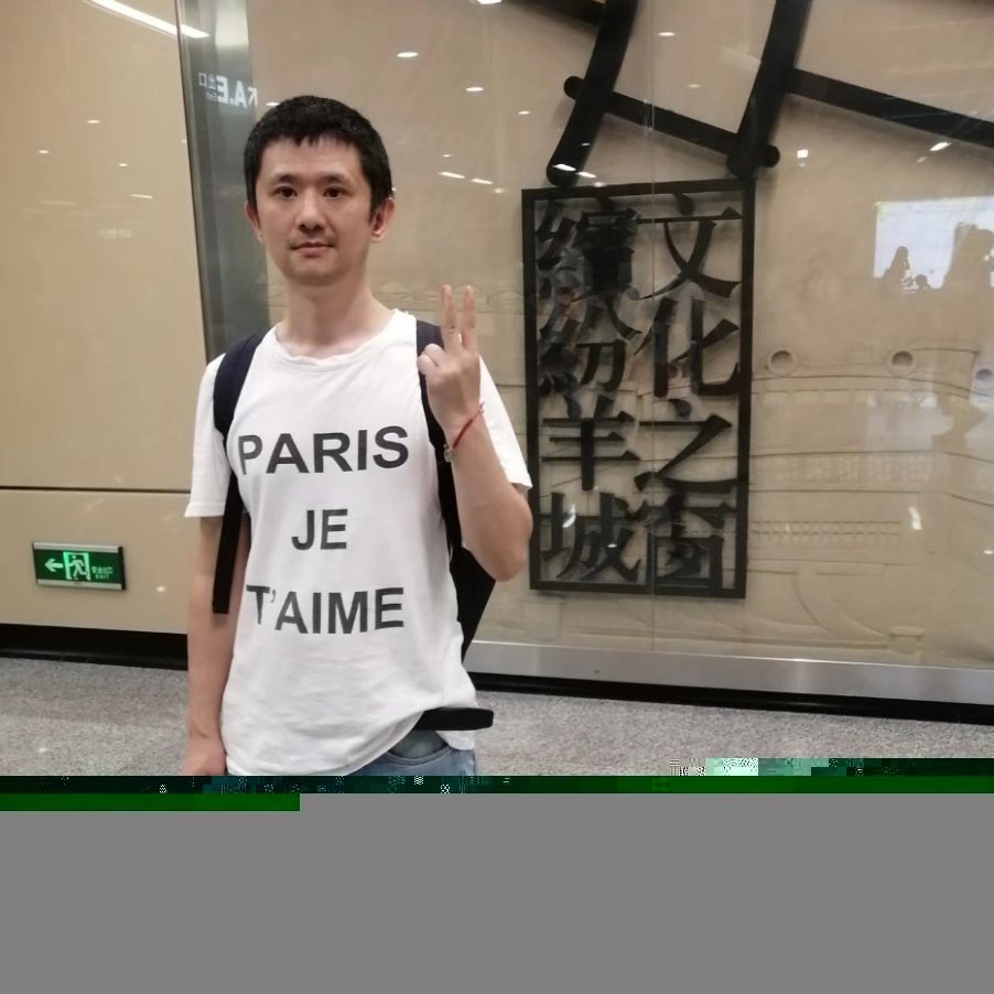爱笑邂逅枕头的照片