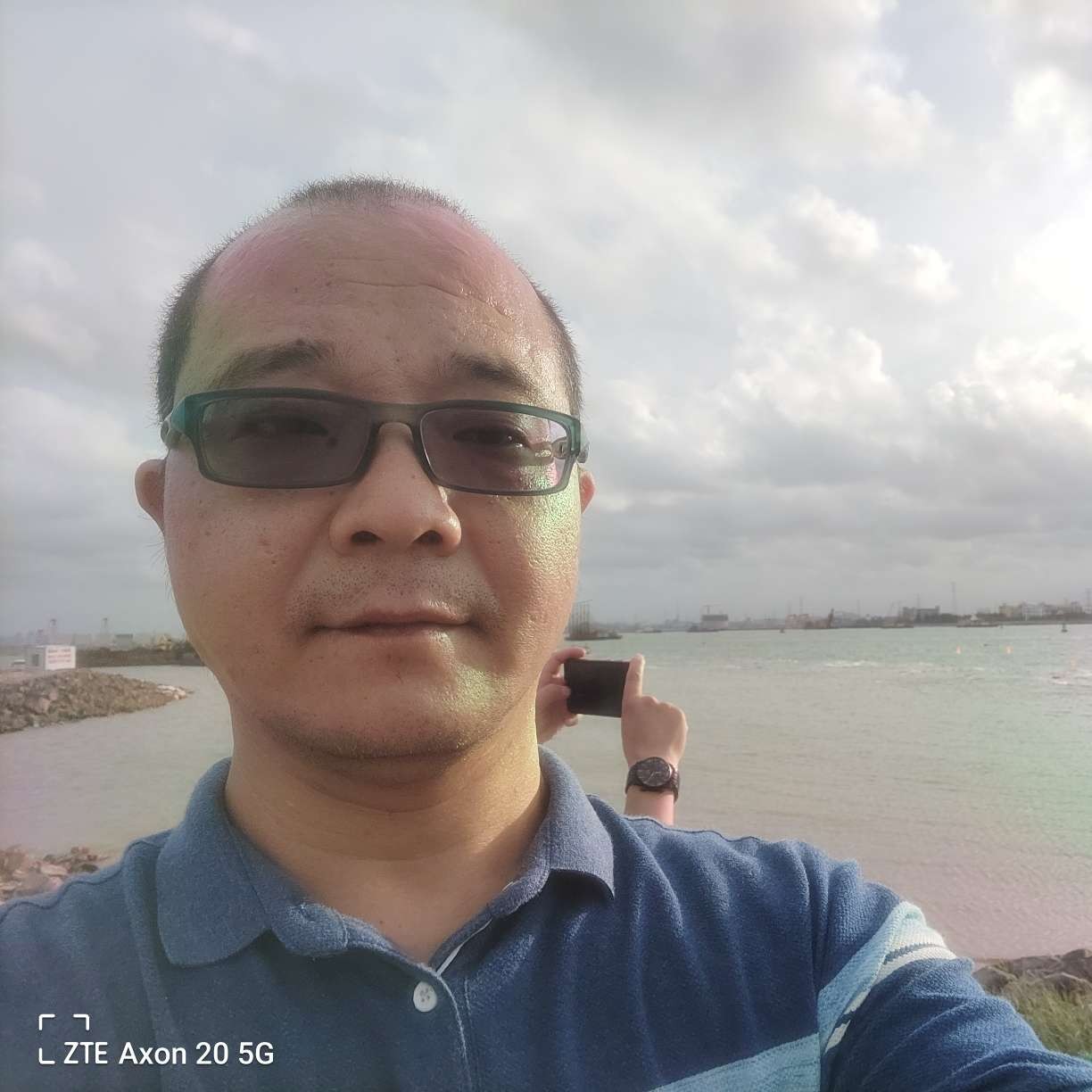 酒窝挽手健忘的照片