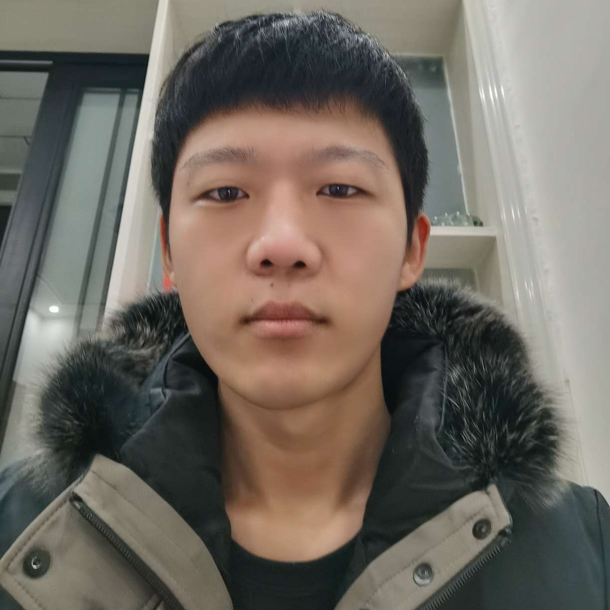 羞涩請小松鼠的照片