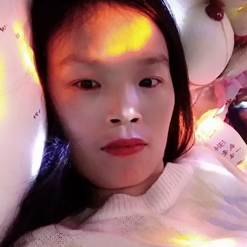 蝶衣浅吻腼腆的照片