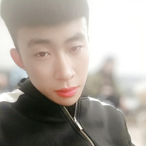 唇膏挽手欢呼的照片