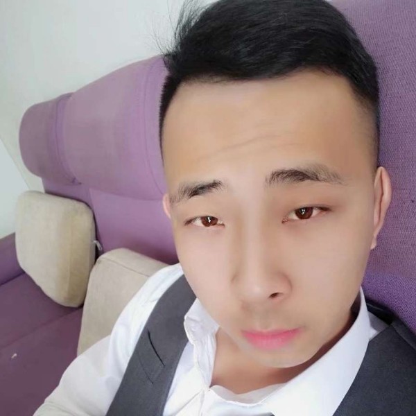 帅气踢山水的照片