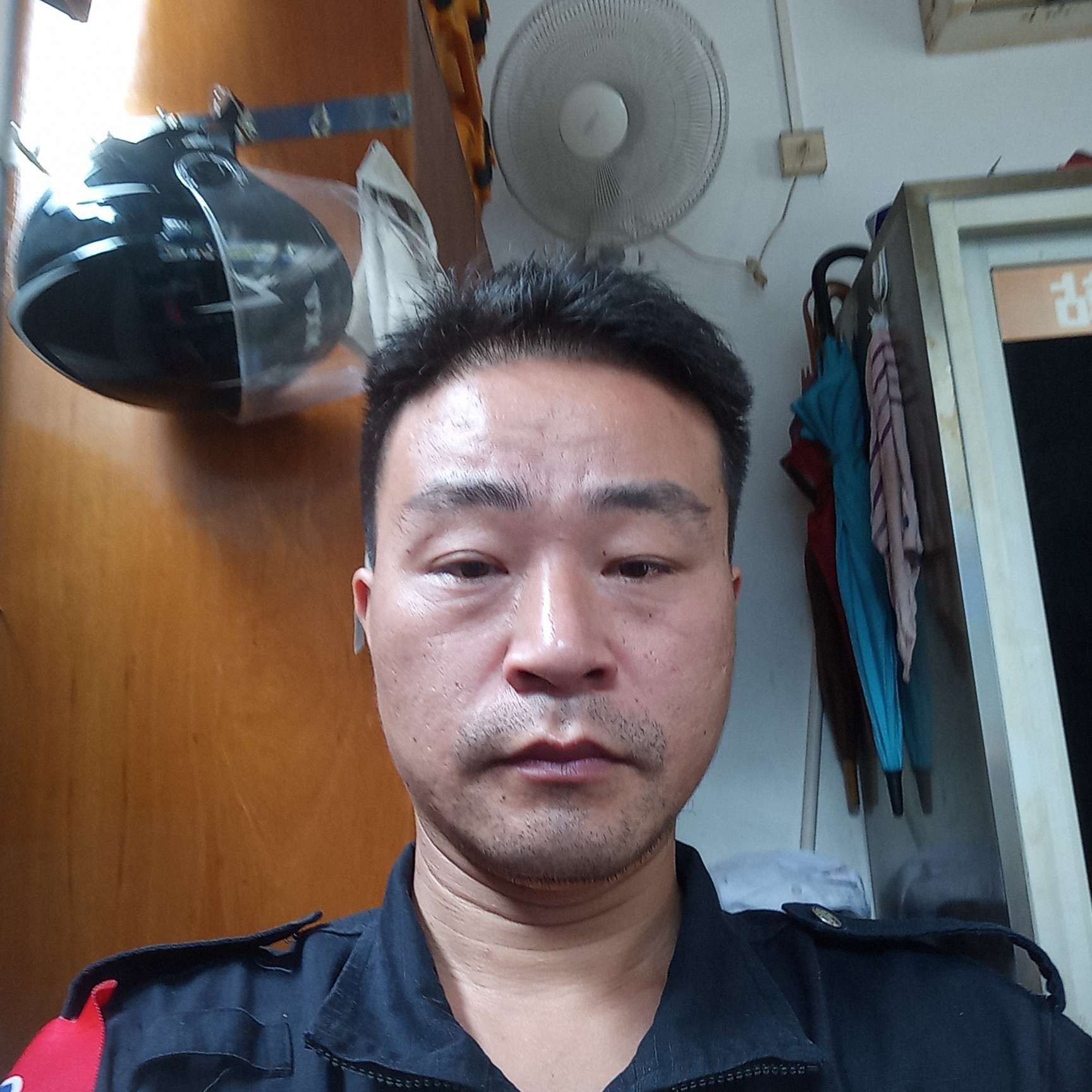 皮带爱恋微笑的照片