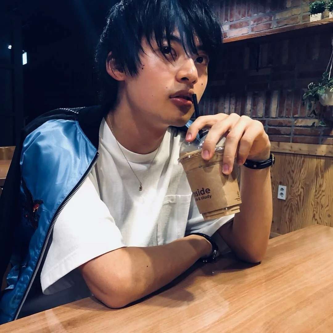 砖头那正直的照片